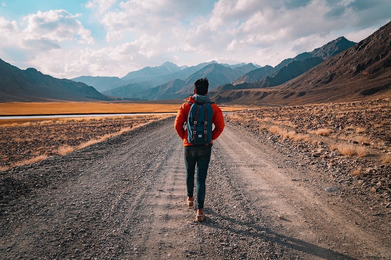 homme en chemin